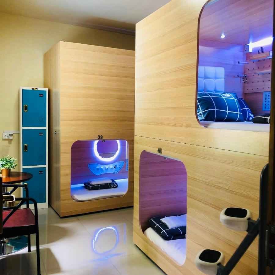 Capsule pod at aljunied room