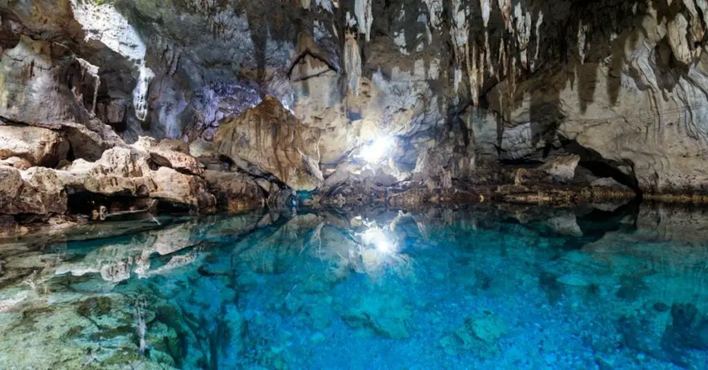 The blue waters at Hinagdanan Cave
