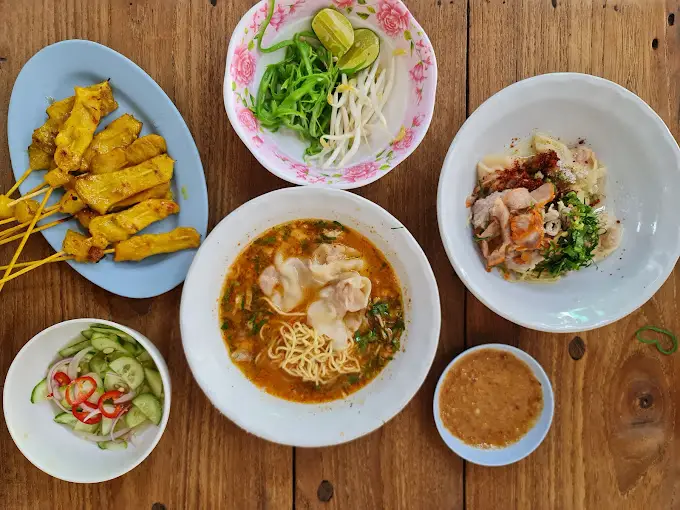 A delicious assortment of foods at Cha Kang Rao Noodle