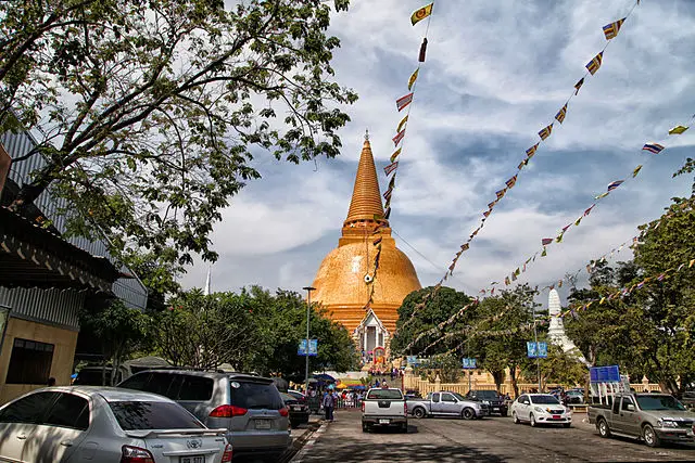 Street view of Phra Pathom Chedi