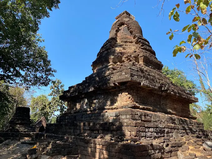 The Wat Khao Phanom Phloeng at the top of the hill