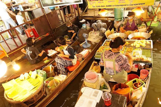 Some of the vendors on boats at Wat Lam Phaya Floating Restaurant